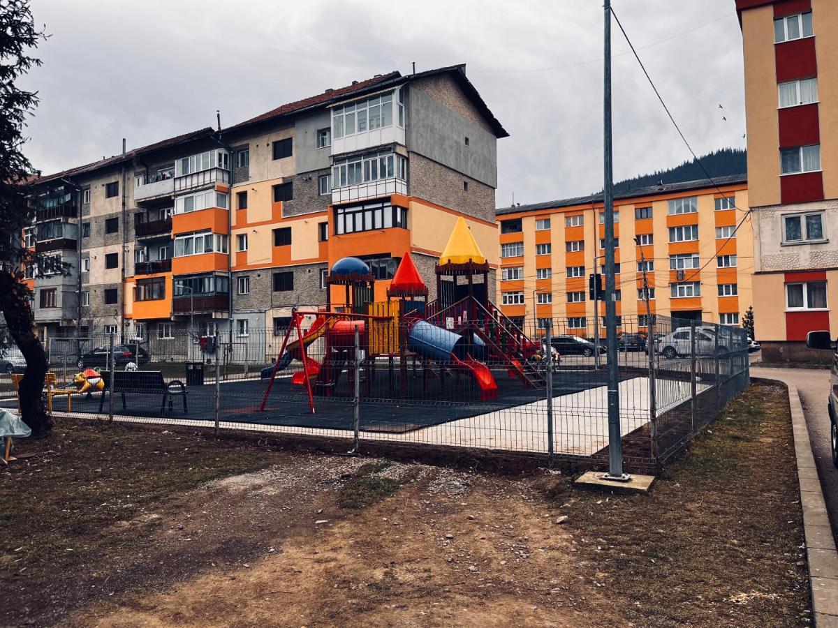 Lovely 1 Bedroom Apartment Câmpulung Moldovenesc Екстериор снимка